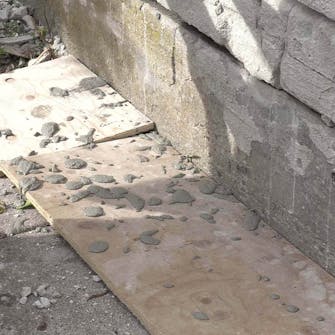 Mur med ødelagt puss og løse fuger: Dekk bakken med en treplate Mur med ødelagt puss og løse fuger: Dekk bakken med en treplate